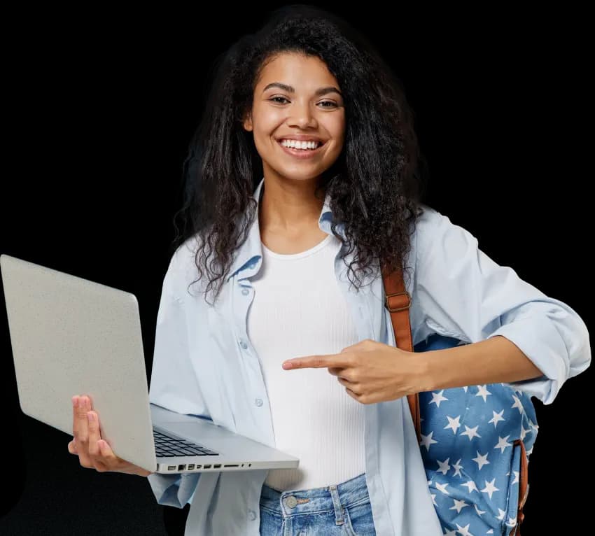 معلم مبتسم يحمل جهاز كمبيوتر محمولًا ويشير إلى رسالة طلب الموافقة، ويعرض منصة سكول فويس التفاعلية للتواصل بين المدرسة وأولياء الأمور